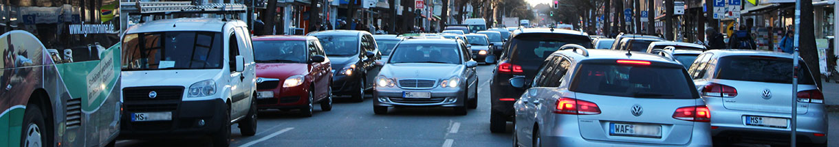 Autos in dichter Folge in beiden Richtungen auf einer Straße