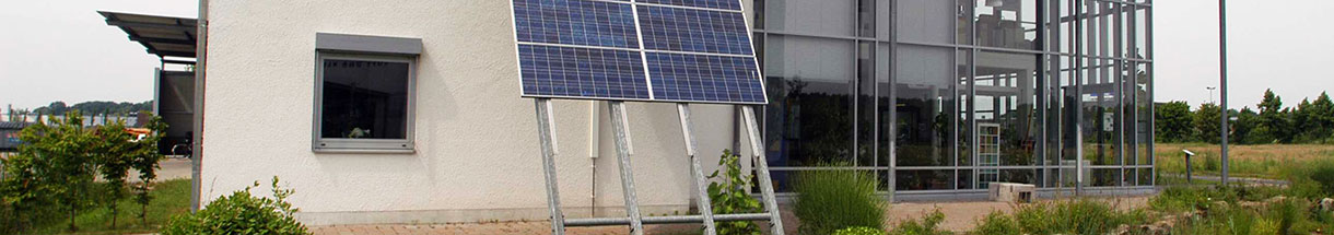 Solarmodule an einer Hauswand