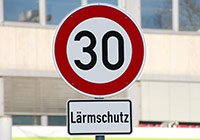 Tempo-30-Schild mit Zusatz 'Lärmschutz'