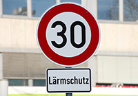 Tempo-30-Schild mit Zusatz "Lärmschutz" Tempo-30-Schild mit Zusatz 'Lärmschutz'