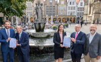 Peter Driesch (r.), Leiter des Amts für Grünflächen, Umwelt und Nachhaltigkeit, freut sich über finanzielle Unterstützung bei der Sanierung des Lambertibrunnens. Stadtbaurat Robin Denstorff (v. l. n. r.) unterzeichnete gemeinsam mit Dr. Karl Niehues und Frau Luise Weber-Steinhaus aus dem Vorstand der Rainer Scholze-Stiftung sowie Oberbürgermeister Markus Lewe eine Zuwendungsvereinbarung.