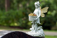 Kleine Engel-Skulptur auf einem Grabstein
