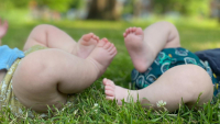 Wickelkinder Zwei Windelpopos mit Kleinkinderbeinen