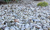 Schotterfläche aus grauen Steinen