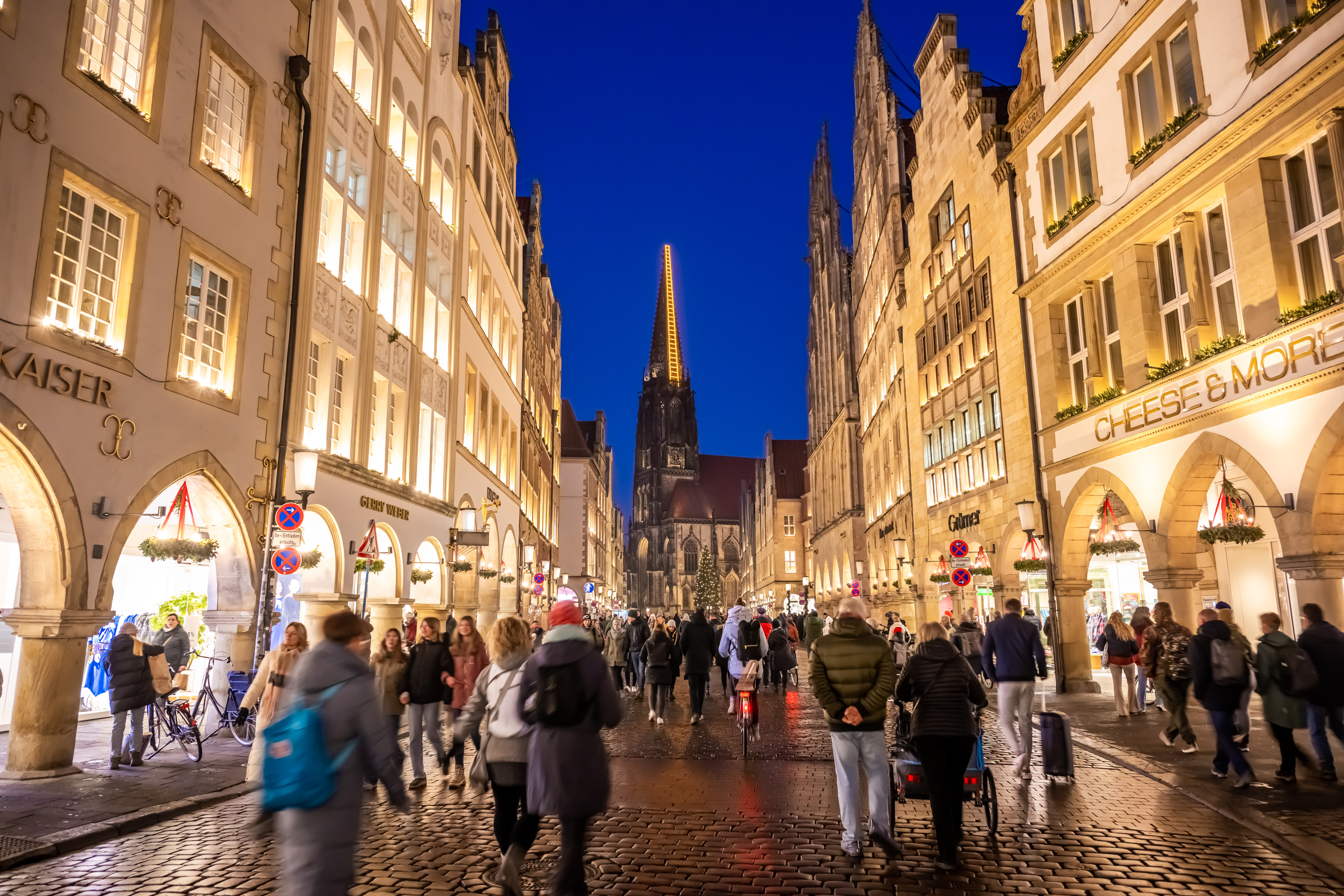 Das Kunstwerk Himmelsleiter an der Kirche Sankt Lamberti vom Prinzipalmarkt aus gesehen.