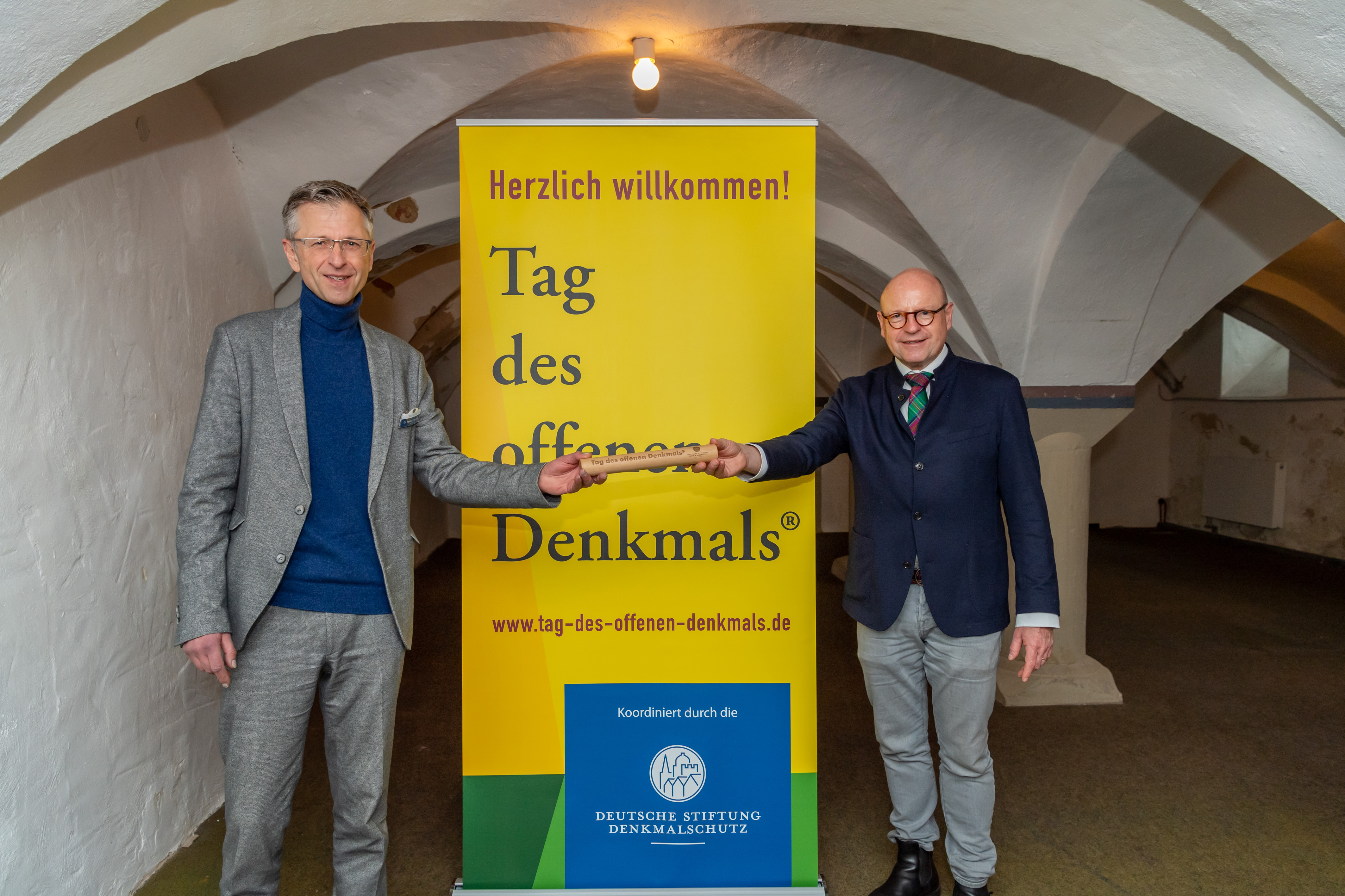 Dr. Steffen Skudelny (Vorstand Deutsche Stiftung Denkmalschutz, l.) überreicht den Staffelstab an Münsters Oberbürgermeister Markus Lewe.