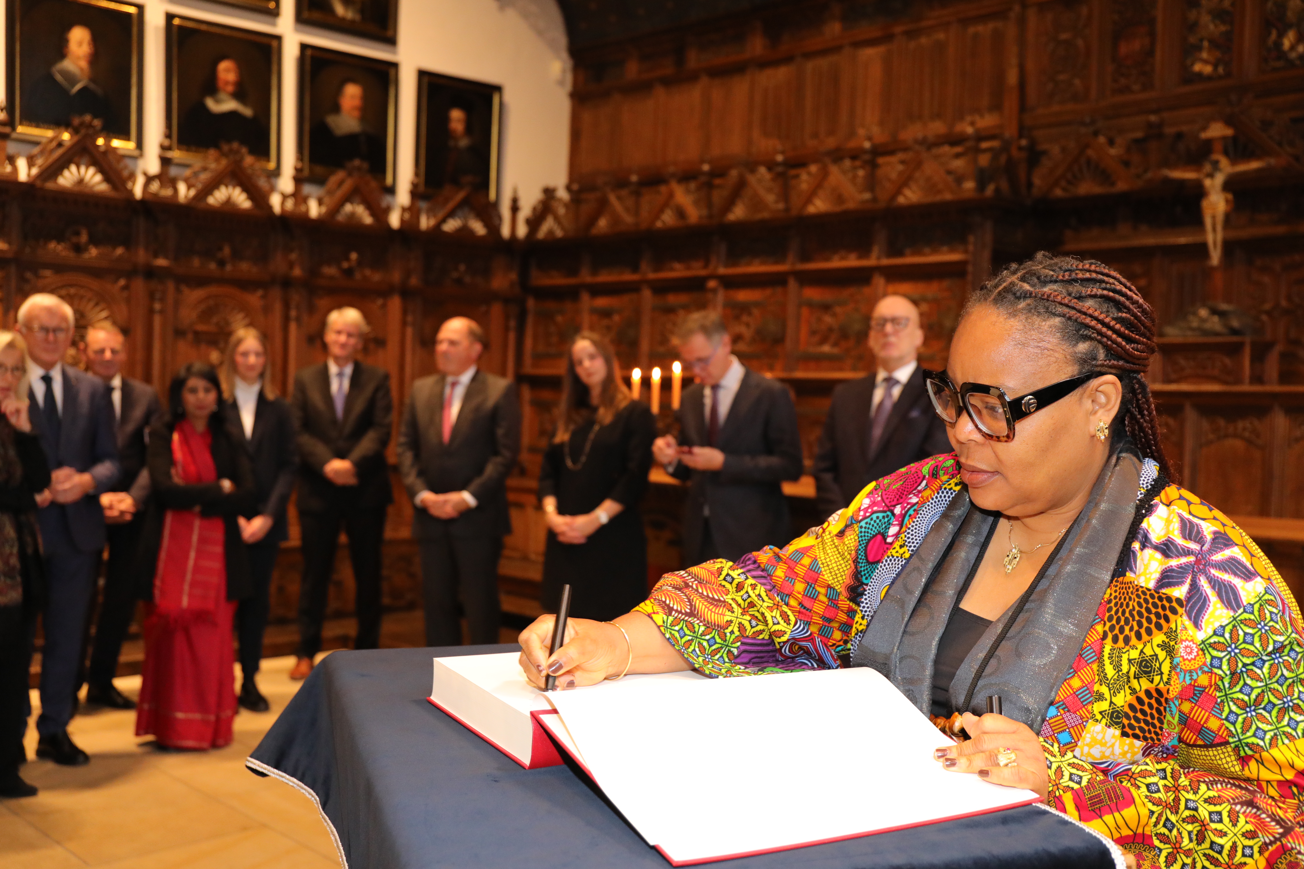 Friedensnobelpreisträgerin Leymah Gbowee aus Liberia trägt sich in das Friedensbuch ein. 