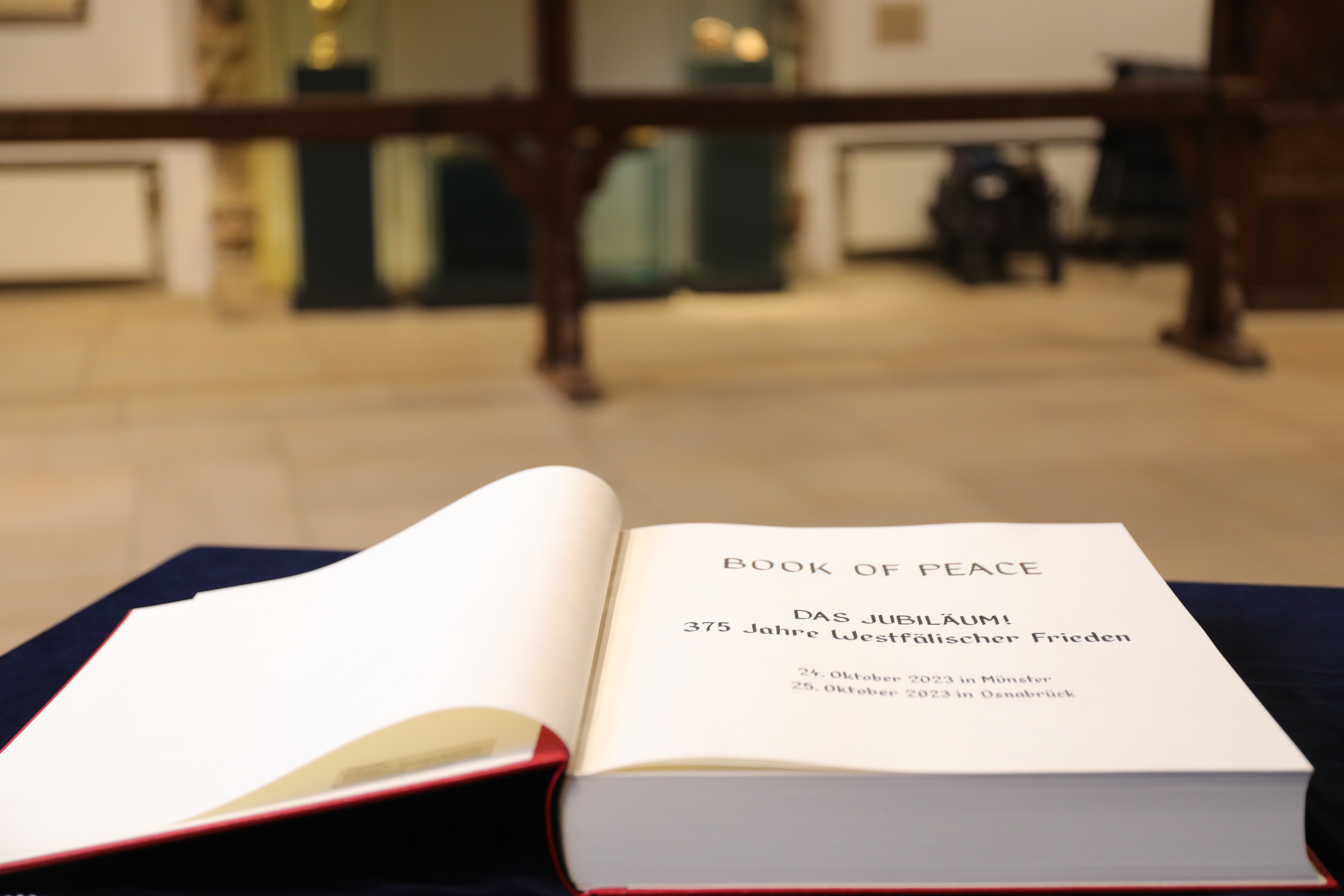 Das Book of Peace im Historischen Rathaus.