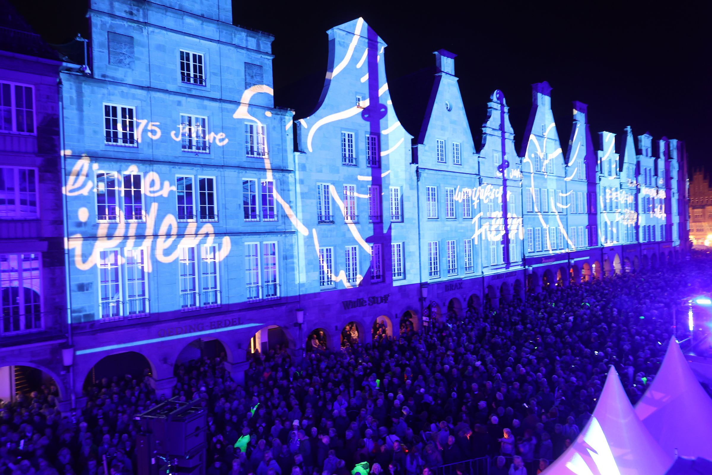 Bewegender Abschluss des Programms „DAS JUBILÄUM“ zum 375. Jahrestag des Westfälischen Friedens: die Große Licht- und Klanginstallation „Longing for Peace“ am Abend des 24. Oktober auf dem Prinzipalmarkt. 