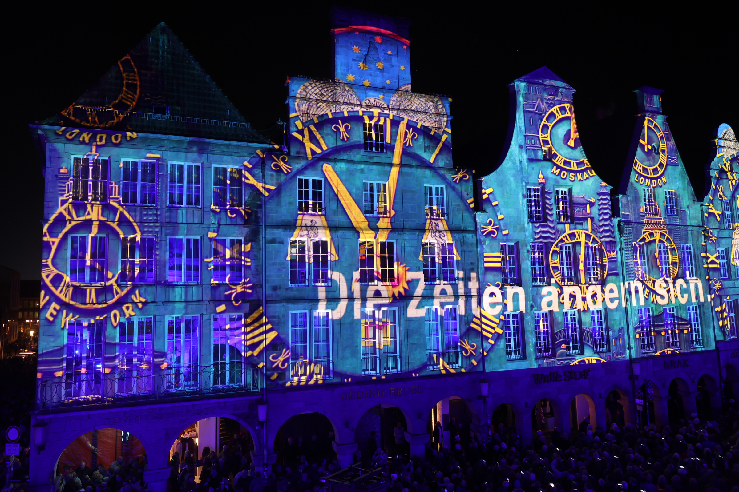 Bewegender Abschluss des Programms „DAS JUBILÄUM“ zum 375. Jahrestag des Westfälischen Friedens: die Große Licht- und Klanginstallation „Longing for Peace“ am Abend des 24. Oktober auf dem Prinzipalmarkt. 