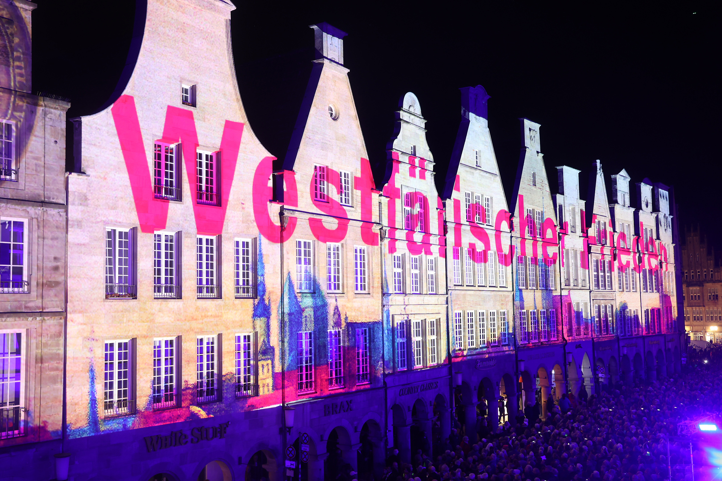 Bewegender Abschluss des Programms „DAS JUBILÄUM“ zum 375. Jahrestag des Westfälischen Friedens: die Große Licht- und Klanginstallation „Longing for Peace“ am Abend des 24. Oktober auf dem Prinzipalmarkt. 