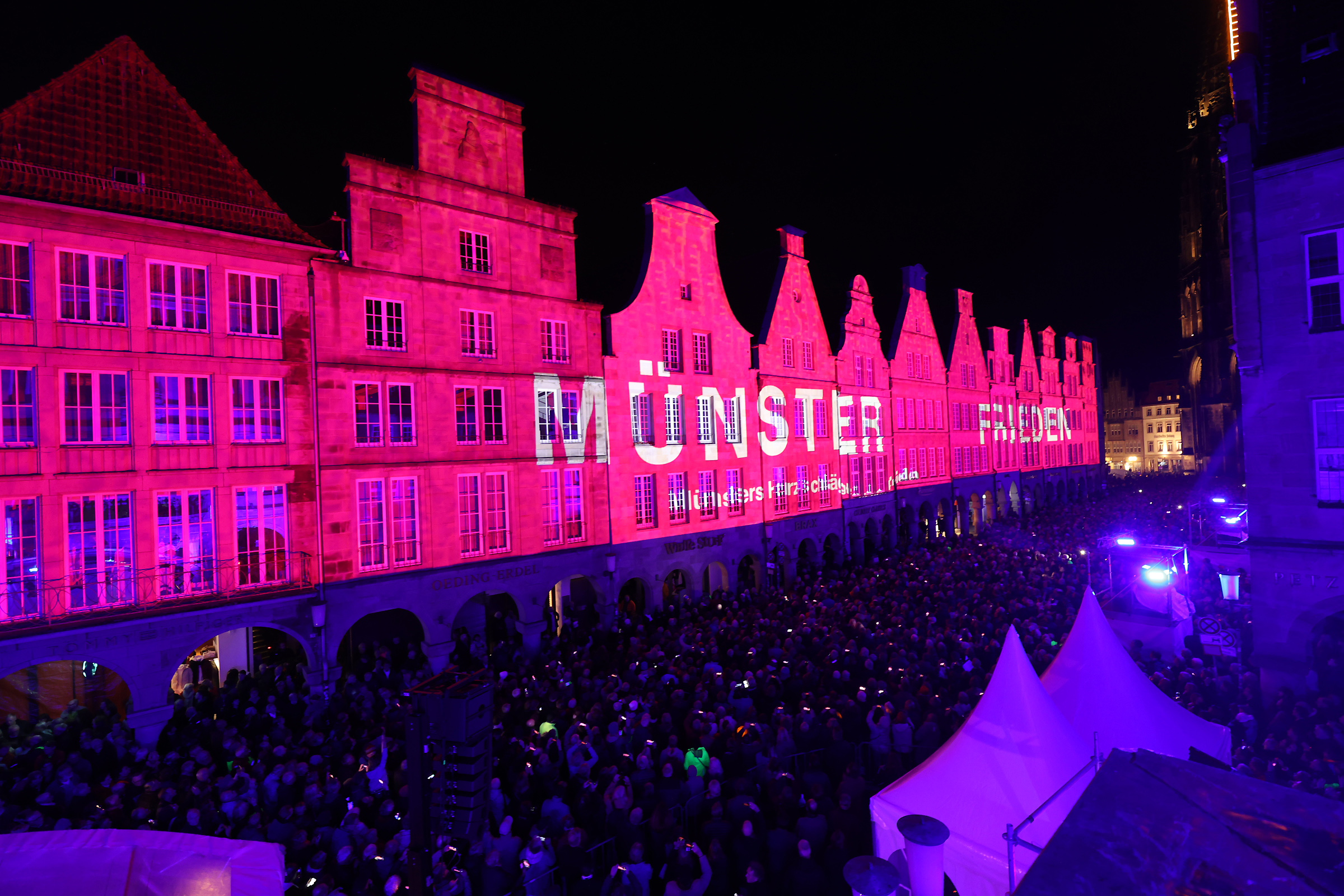 Bewegender Abschluss des Programms „DAS JUBILÄUM“ zum 375. Jahrestag des Westfälischen Friedens: die Große Licht- und Klanginstallation „Longing for Peace“ am Abend des 24. Oktober auf dem Prinzipalmarkt. 