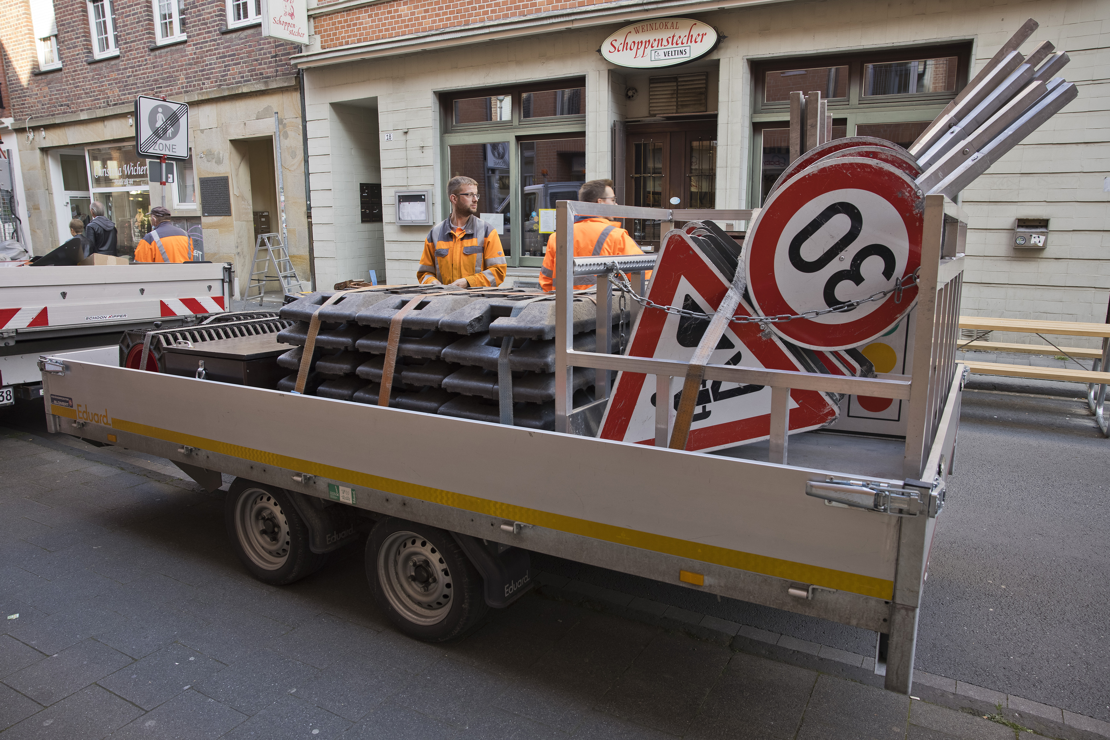 Anhänger, auf dem viele Verkehrsschilder liegen