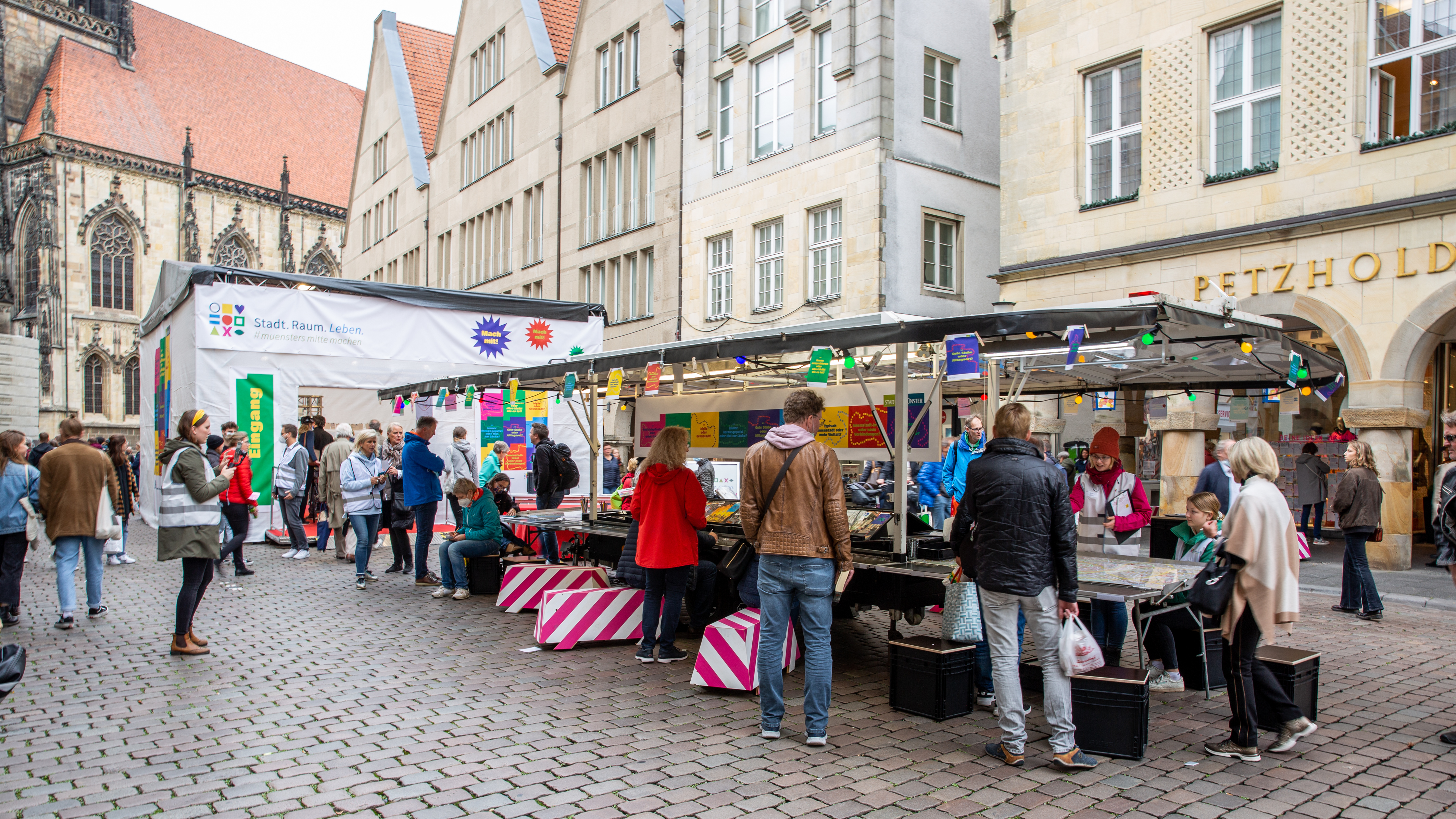 Das Infomobil auf dem Prinzipalmarkt am Dialogtag