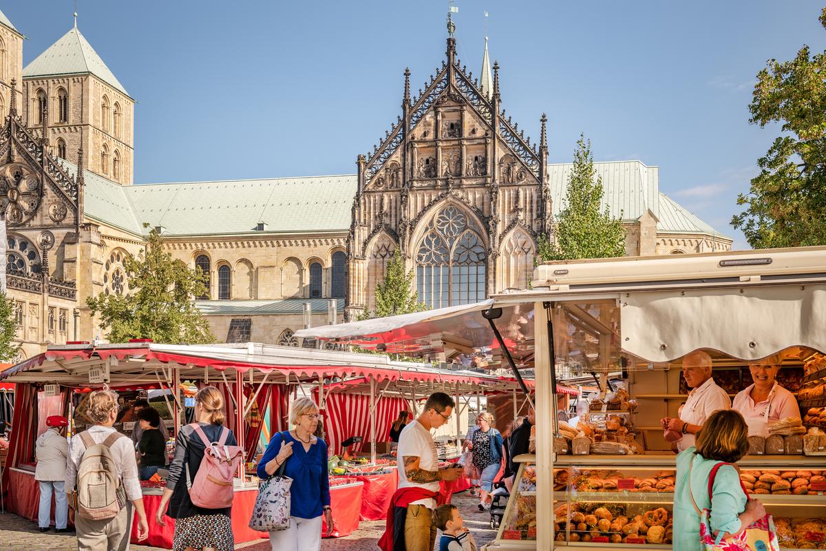 Einkaufen auf dem Domplatz-Wochenmarkt in Münster.