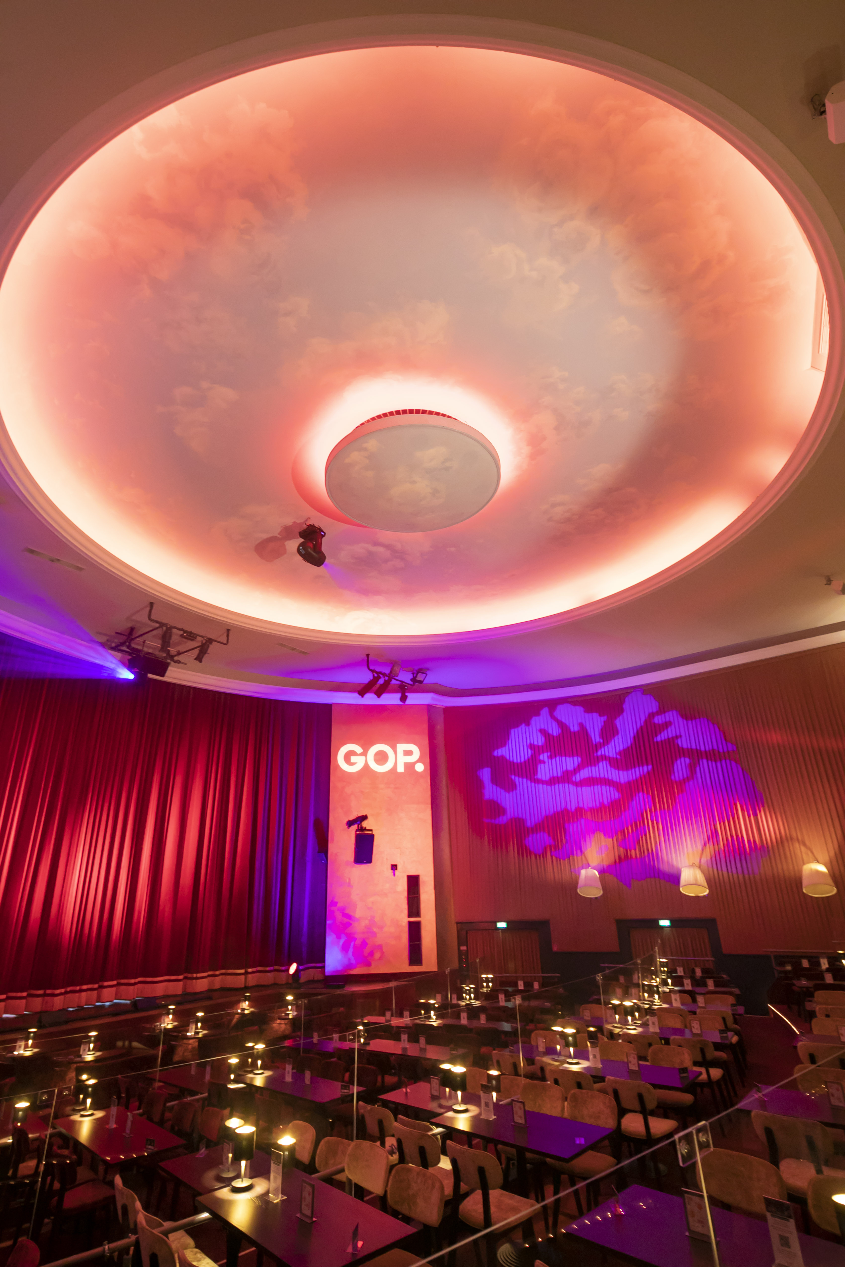 Der bunt beleuchtete Besuchersaal des GOP Theater in Münster.