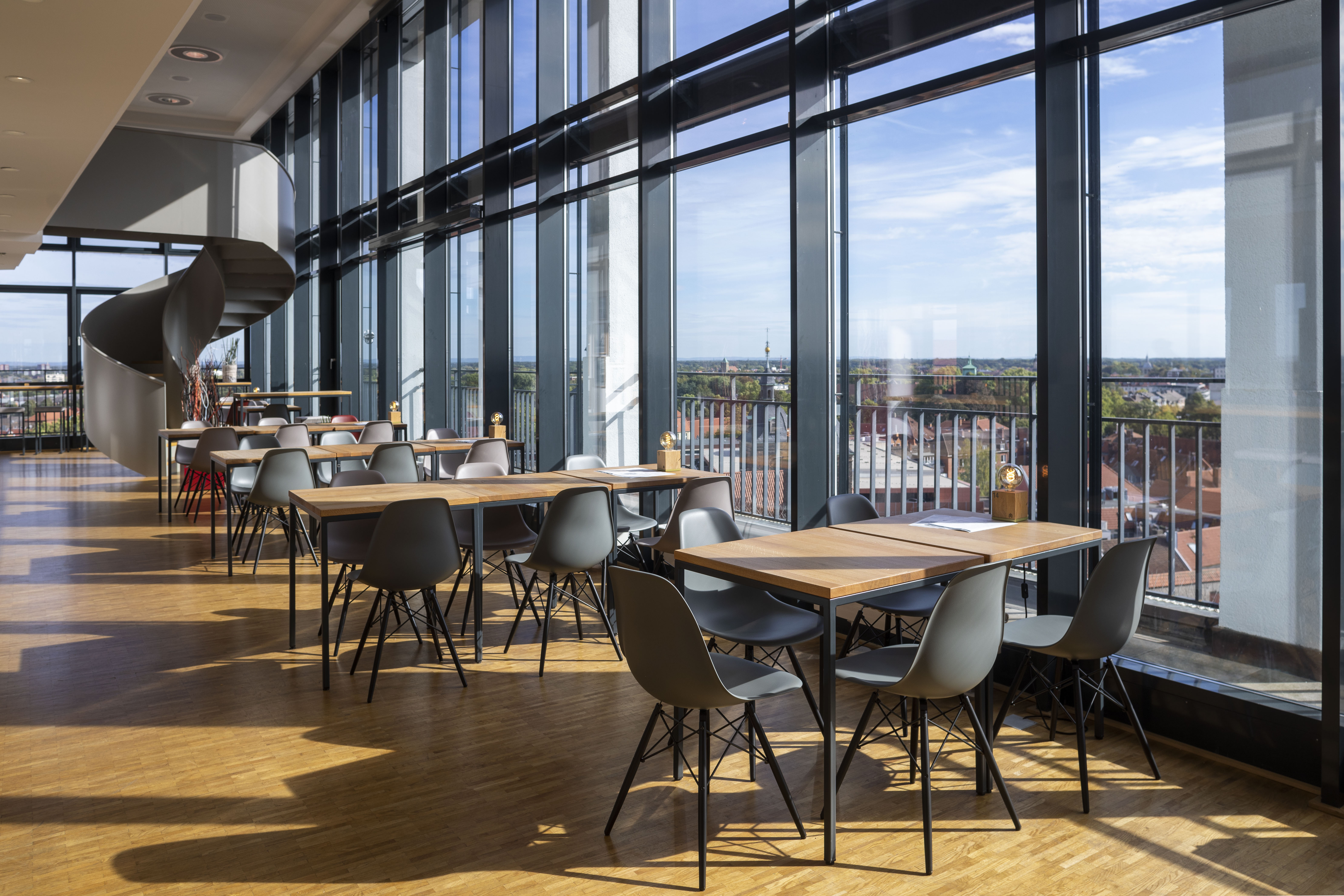1648 - Café/Lounge/Gastronomie in der 12. Etage des Stadthauses 1 mit spektakulärem 360 Grad-Panoramablick.