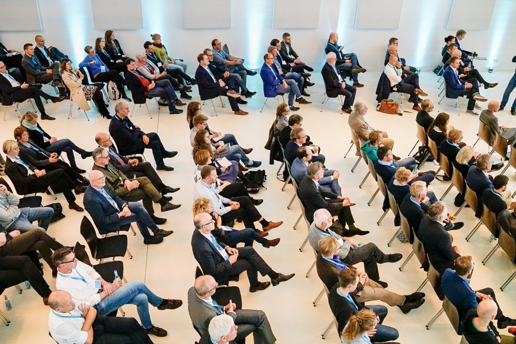 Kongressteilnehmer sitzen in einem Tagungsraum in Münster