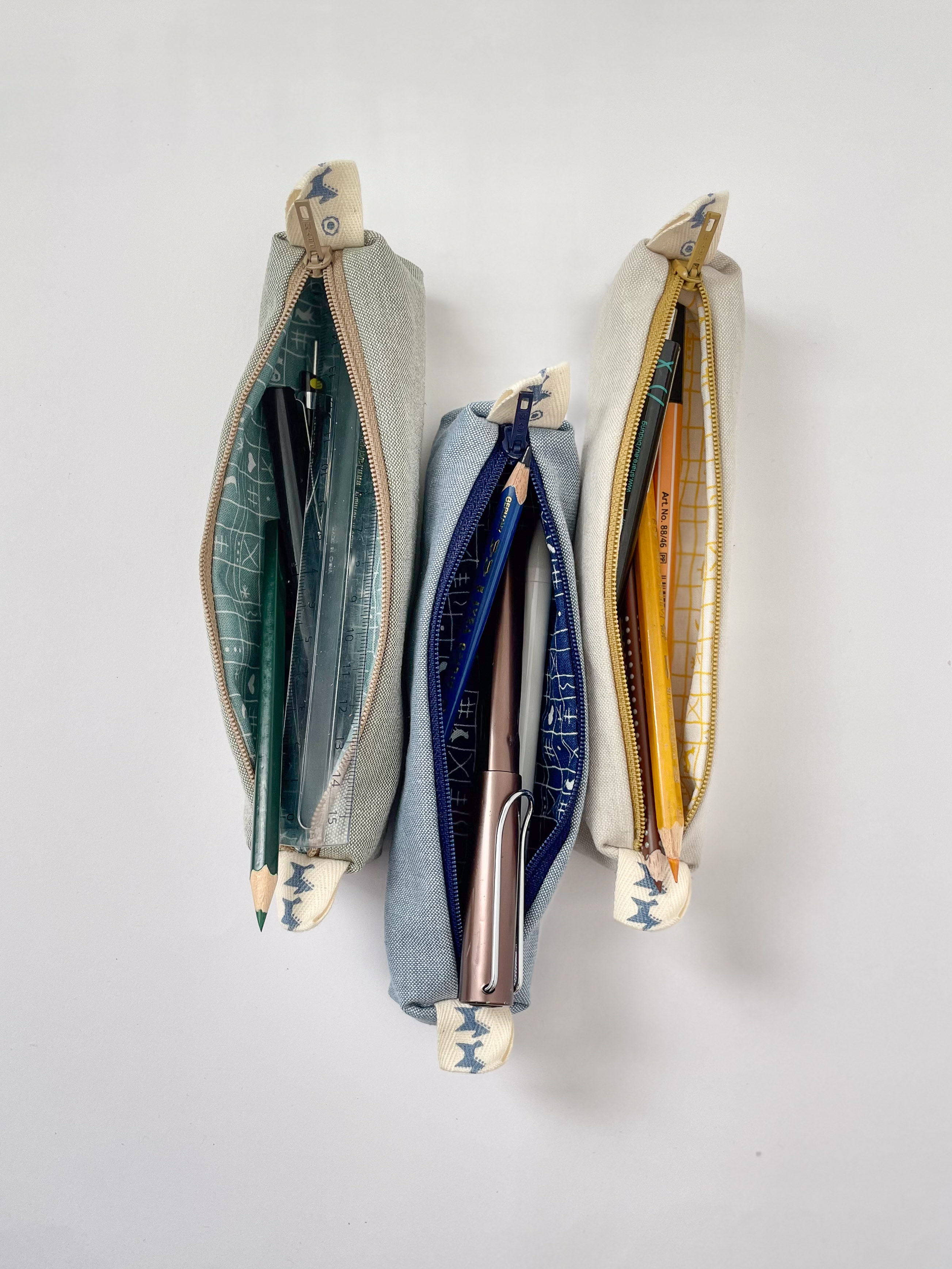 Einsicht in drei aufgestellte Stofftaschen von oben. 