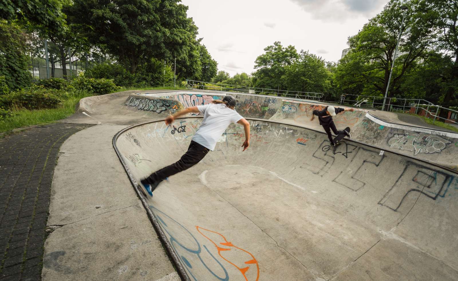 Zwei Skateboarder am Skatepark Monsterbowl im Stadtteil Berg Fidel.
