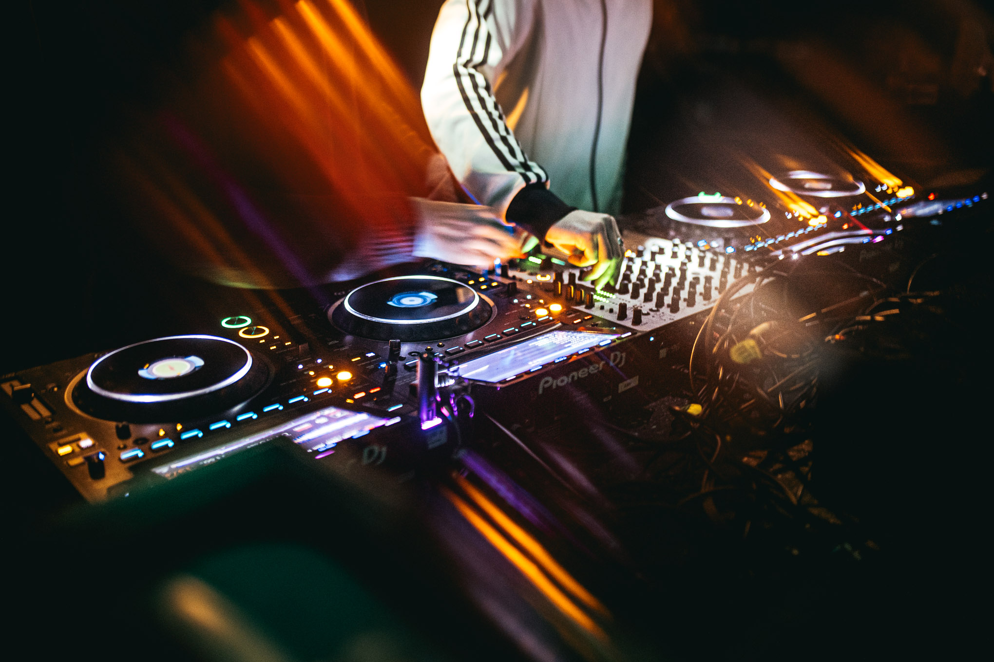 DJ an einem Mischpult