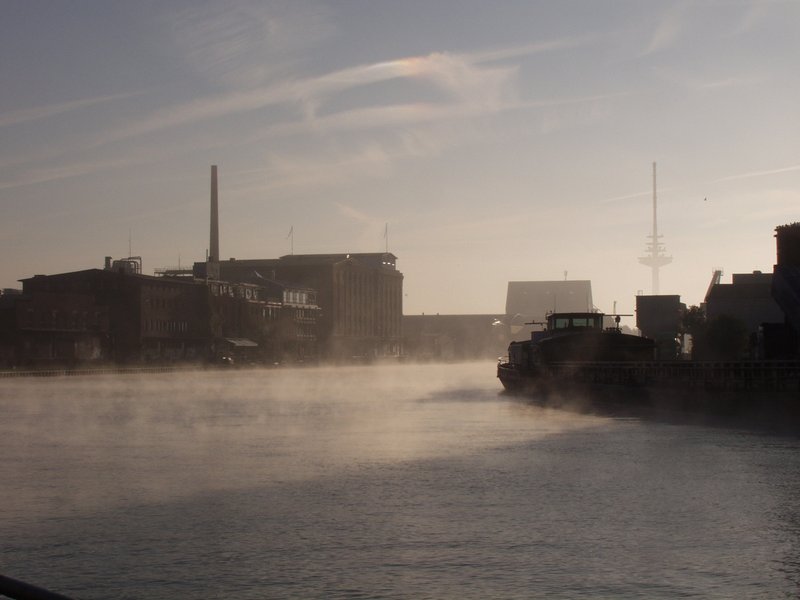 Schiff in morgendlicher Nebelstimmung im Hafen in Münster
