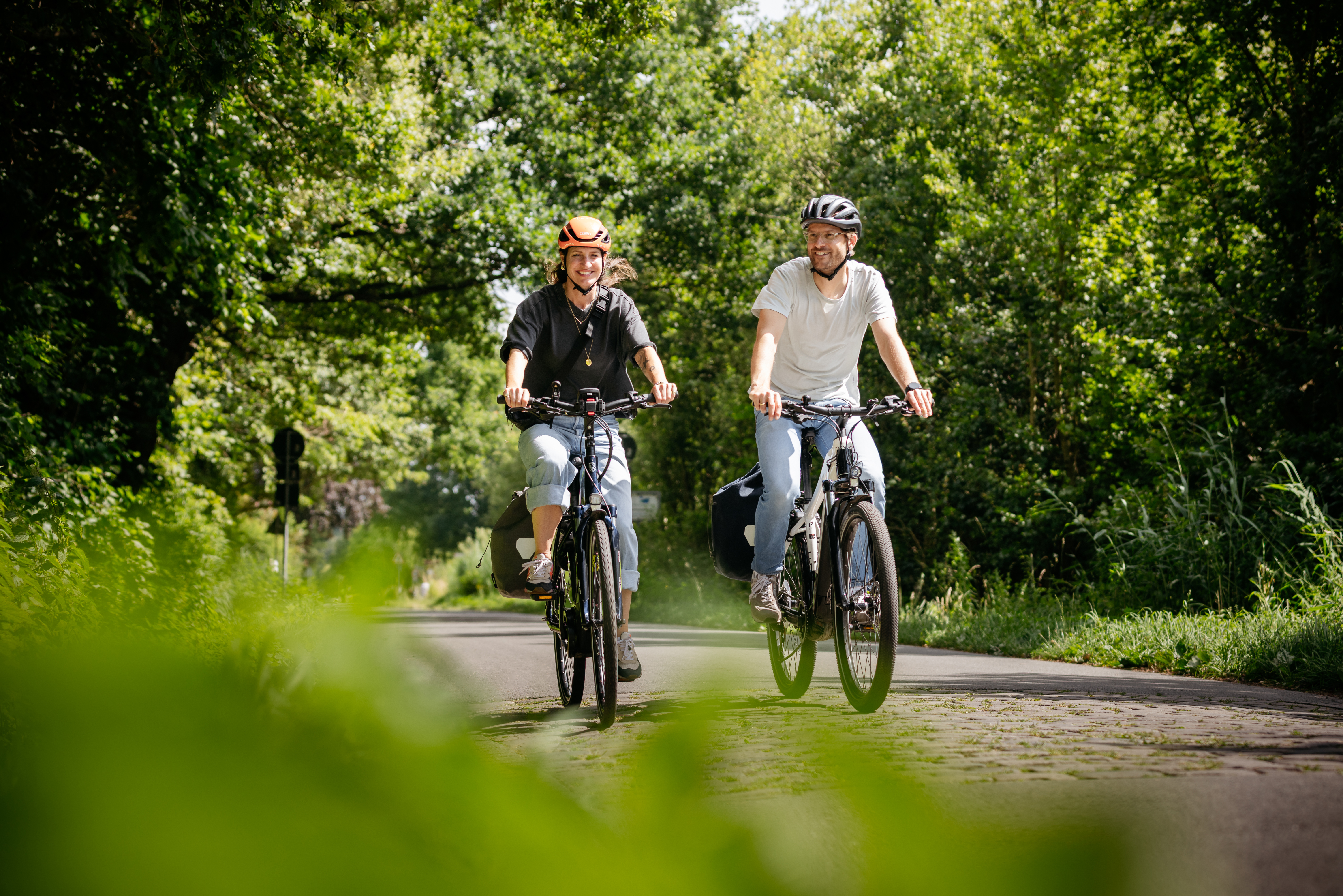 Zwei Radfahrer im Grünen