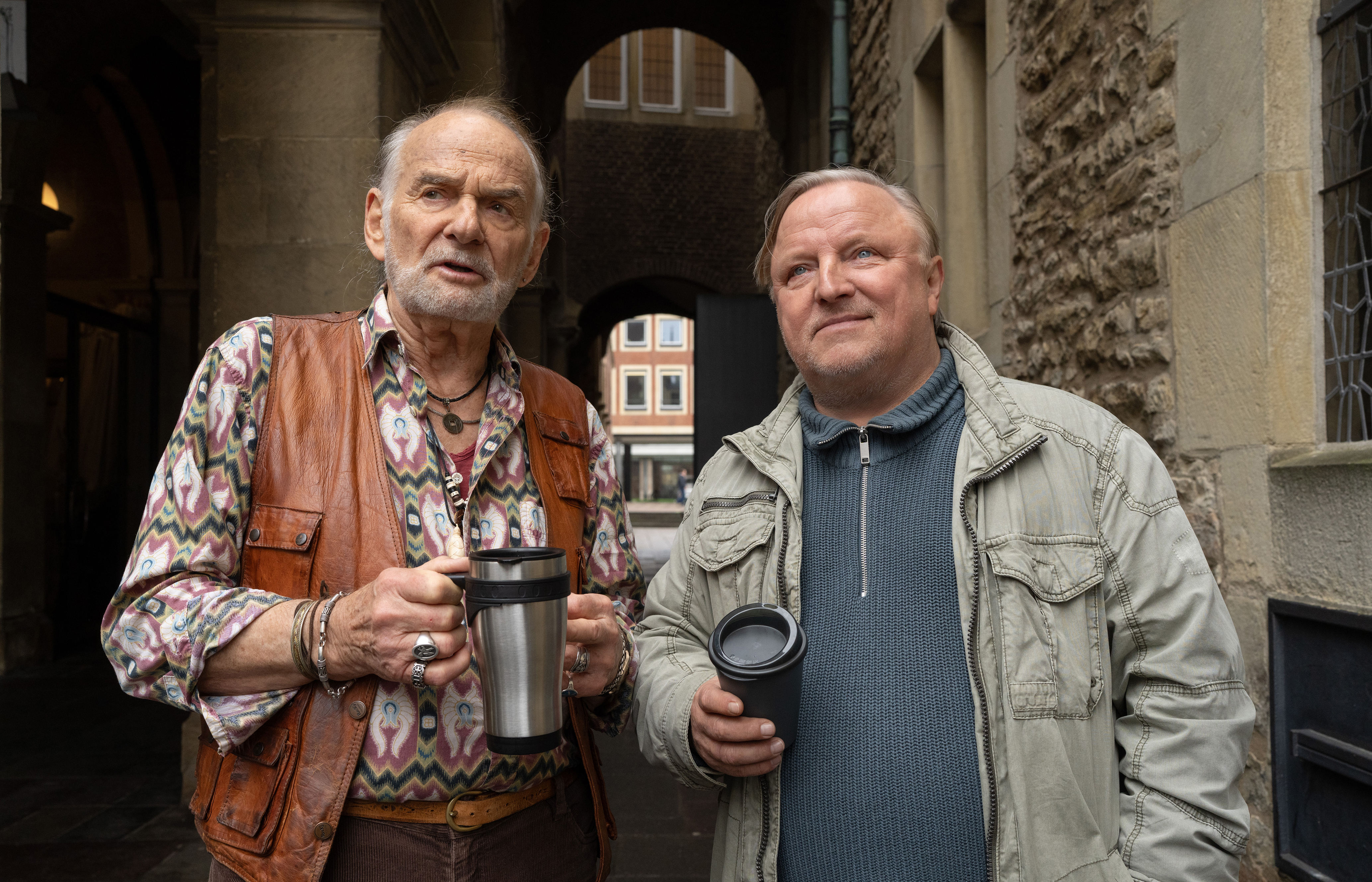 Herbert "Vaddern" Thiel und Sohn Frank in der Gasse zwischen Rathaus und Stadtweinhaus 
