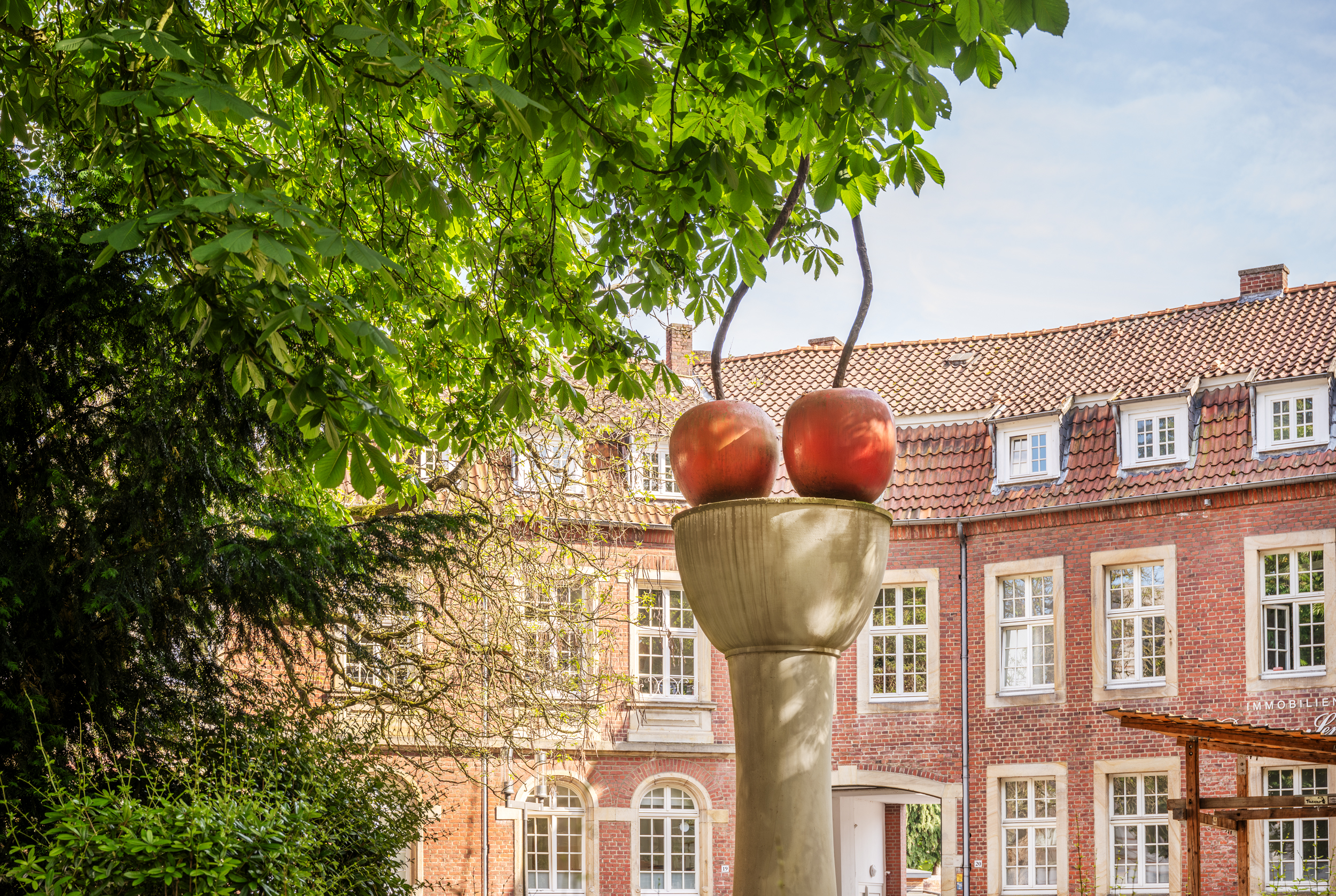 Skulptur "Kirschensäule" von Thomas Schütte