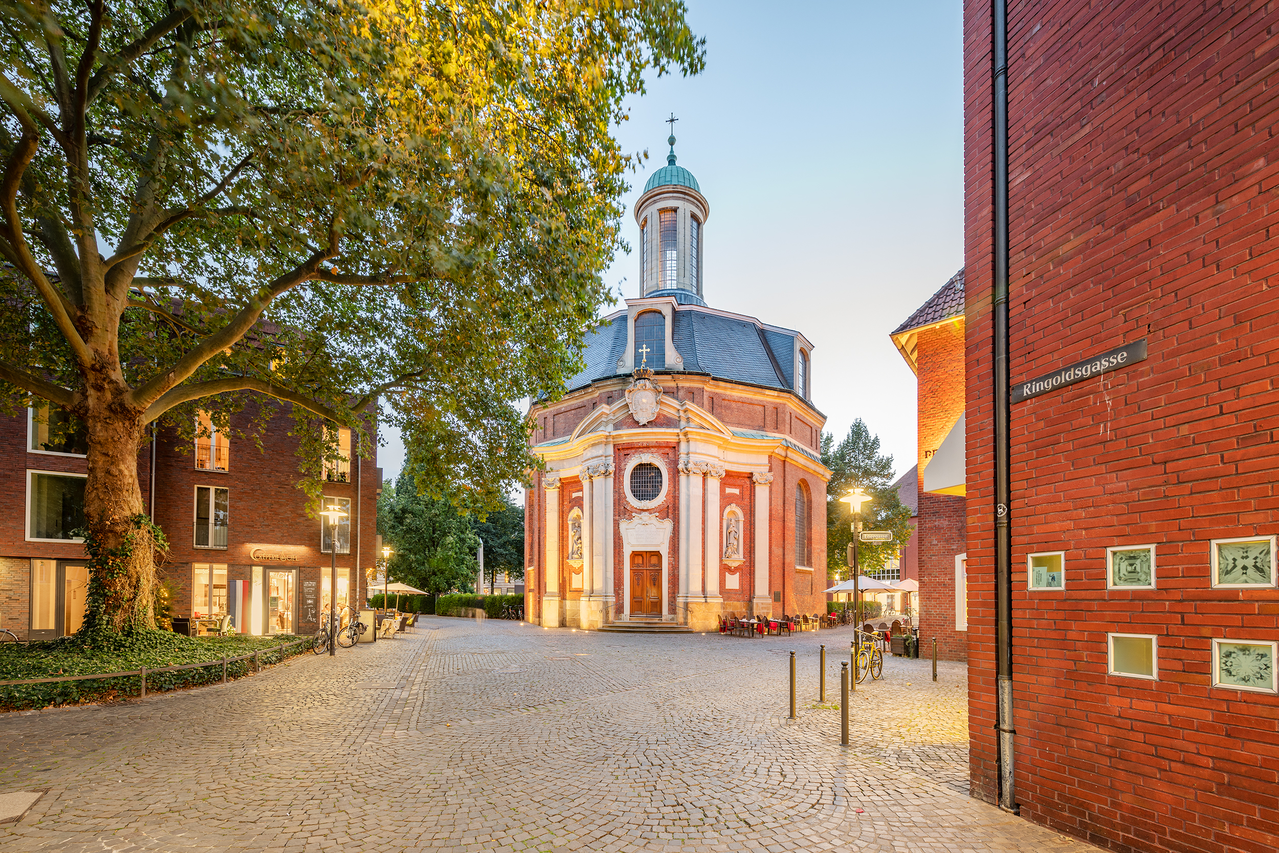 Die Clemenskirche in abendlicher Stimmung