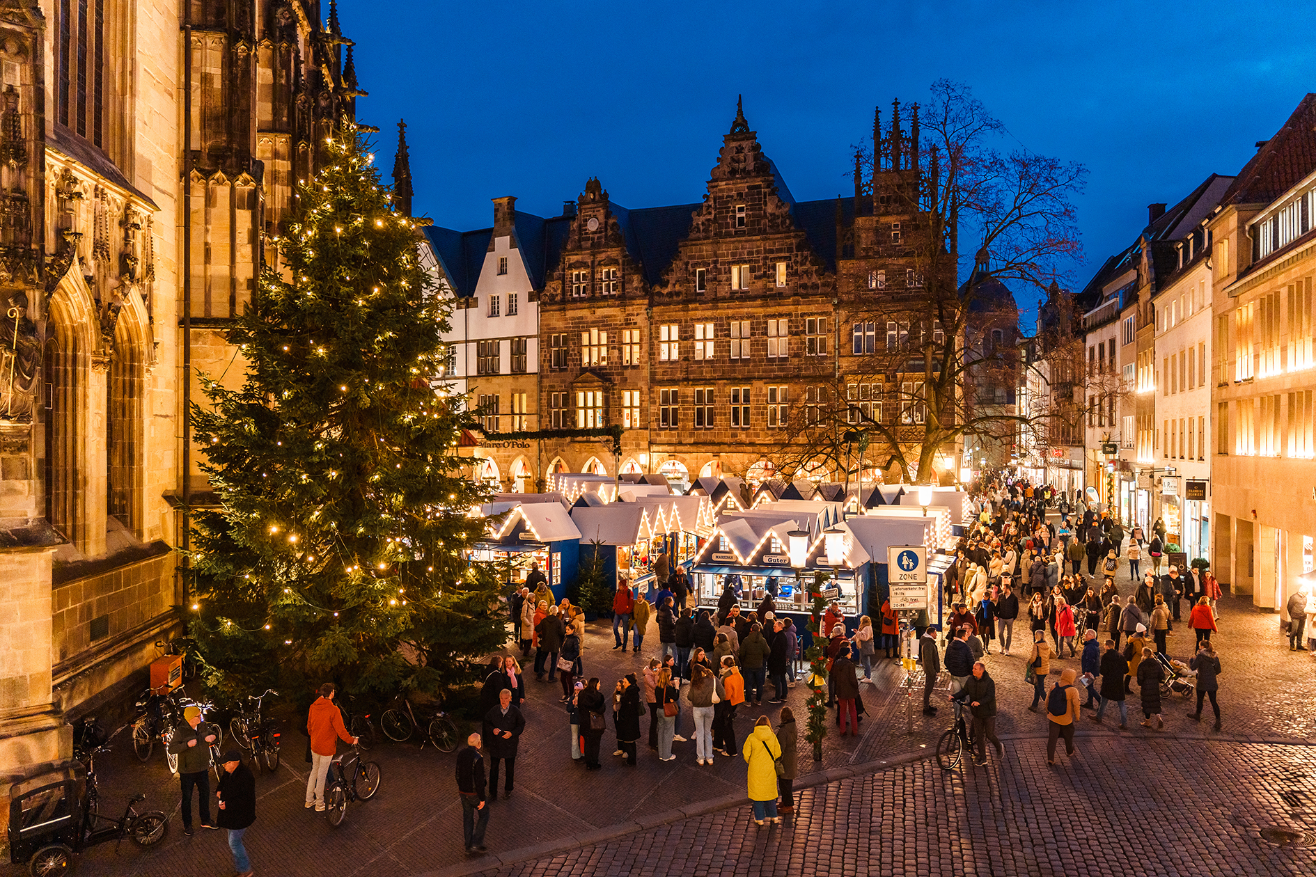 Weihnachtsmarkt an der Lambertikirche in Münster.