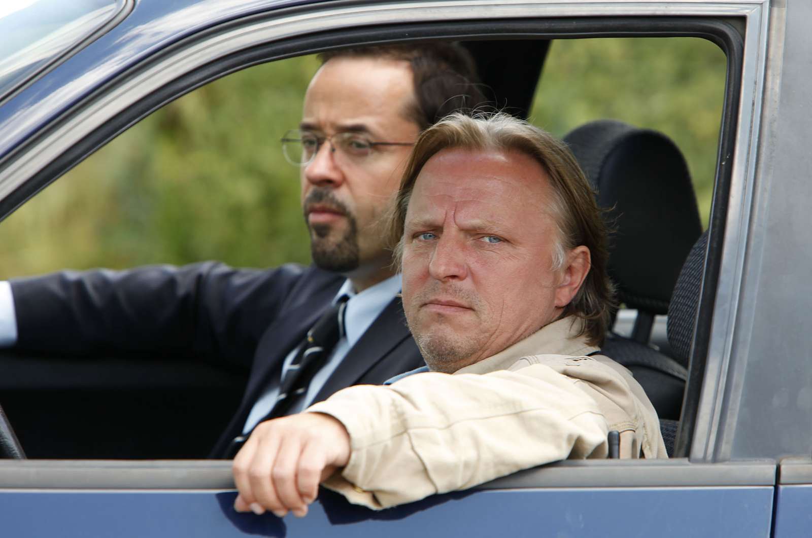 Nahaufnahme der Charaktere Professor Boerne und Kommissar Thiel des Münsteraner Tatorts aus dem Jahr 2009 "Fluch der Mumie" im Polizeiauto.