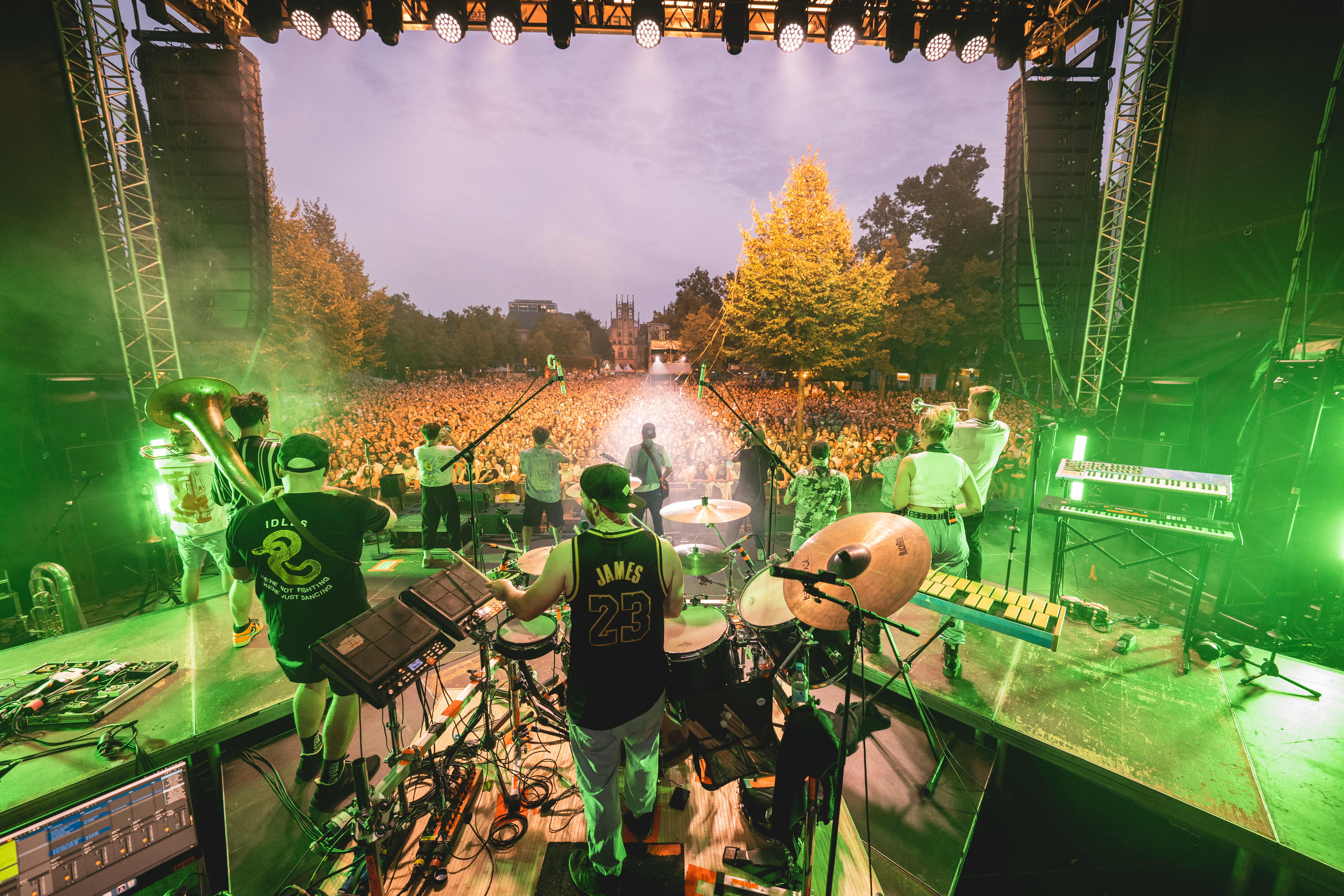 Blick von einer auf einer Bühne spielenden Band ins Publikum
