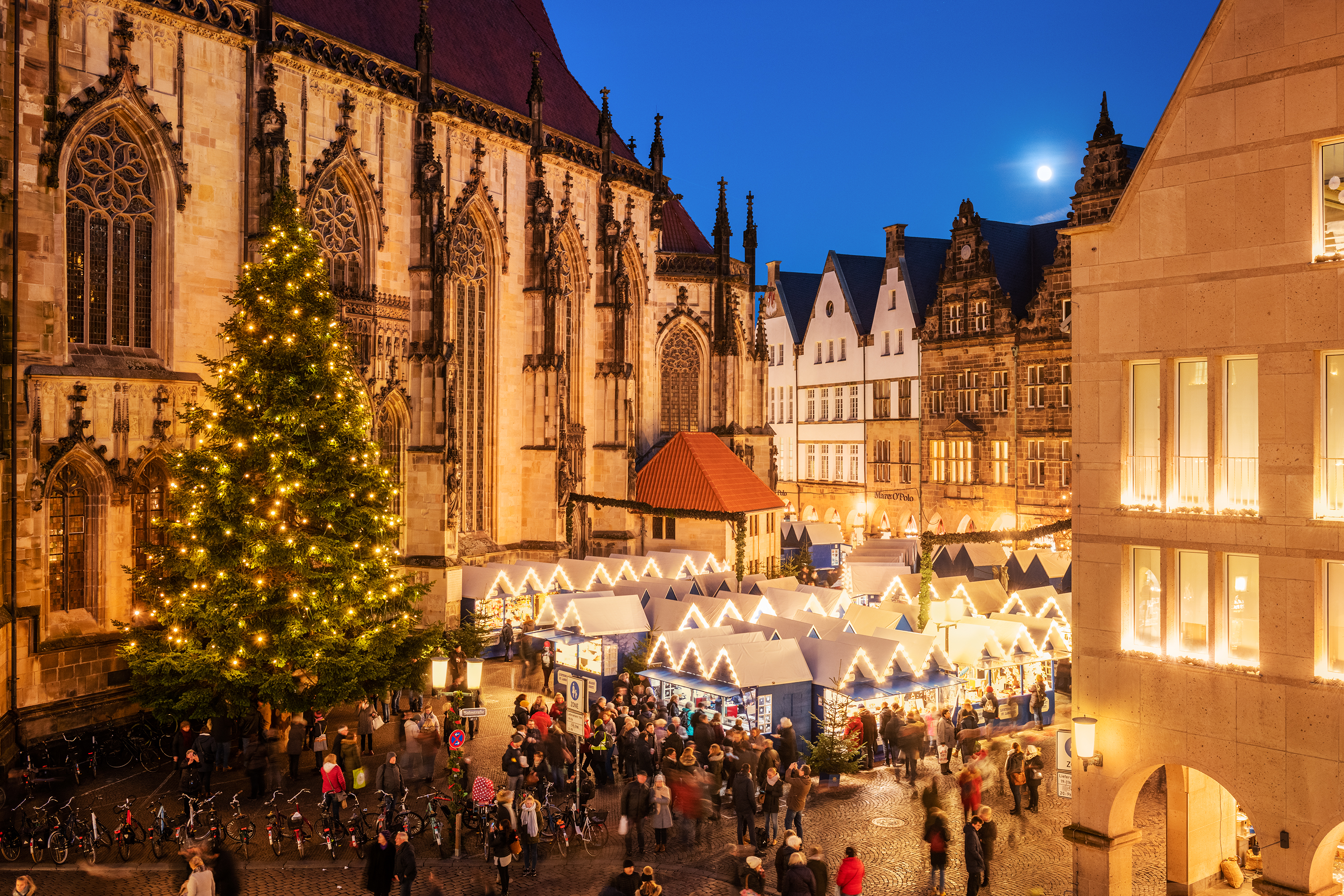 Blick auf den Weihnachtsmarkt im Schatten der St. Lambertikirche.