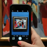 Handy vor einem Kunstwerk, Foto: LWL Foto
