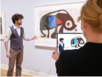 Kunstvermittler vor einem Kunstwerk Foto