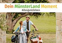 Junges Paar mit Fahrrädern im Grünen, darüber der Schriftzug 'Dein MünsterLand Moment #dasguteleben'
