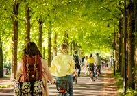 Radfahrende auf der Promenade