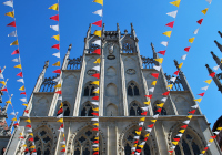 Rathaus mit Fähnchen im Vordergrund