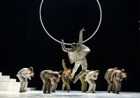 Tänzer auf der Bühne, Foto: Bettina Stoess Tänzer auf der Bühne