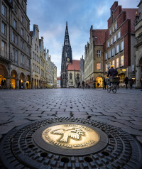 Blick über das Pflaster des Prinzipalmarkts auf die Lambertikirche