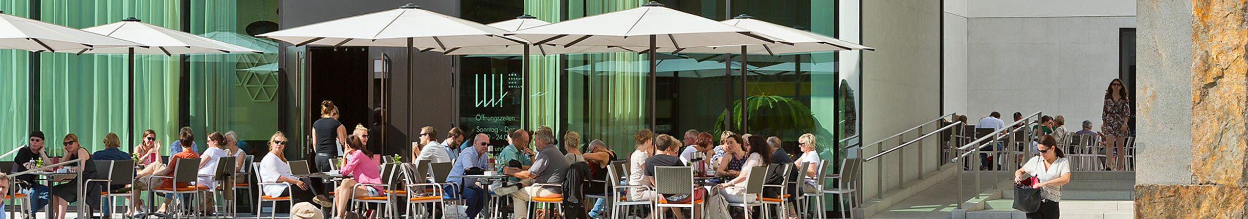 Sitzplätze unter Sonnenschirmen