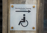 Hinweisschilder zu barrierefreien Zugängen