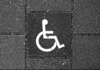 Rollstuhl-Symbol zur Kennzeichnung barrierefreier Zugänge