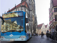 Ein Bus der Stadtwerke Münster vor der Lambertikirche; Foto: Stadtwerke Münster