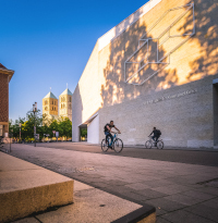 Fahrradfahrer vor dem LWL-Museum für Kunst und Kultur