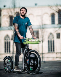 Mann auf einem Tretty-Roller
Foto: Thomas Mohn Fotografie Foto