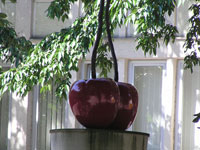 Thomas Schütte: Kirschensäule (Cherry Column)