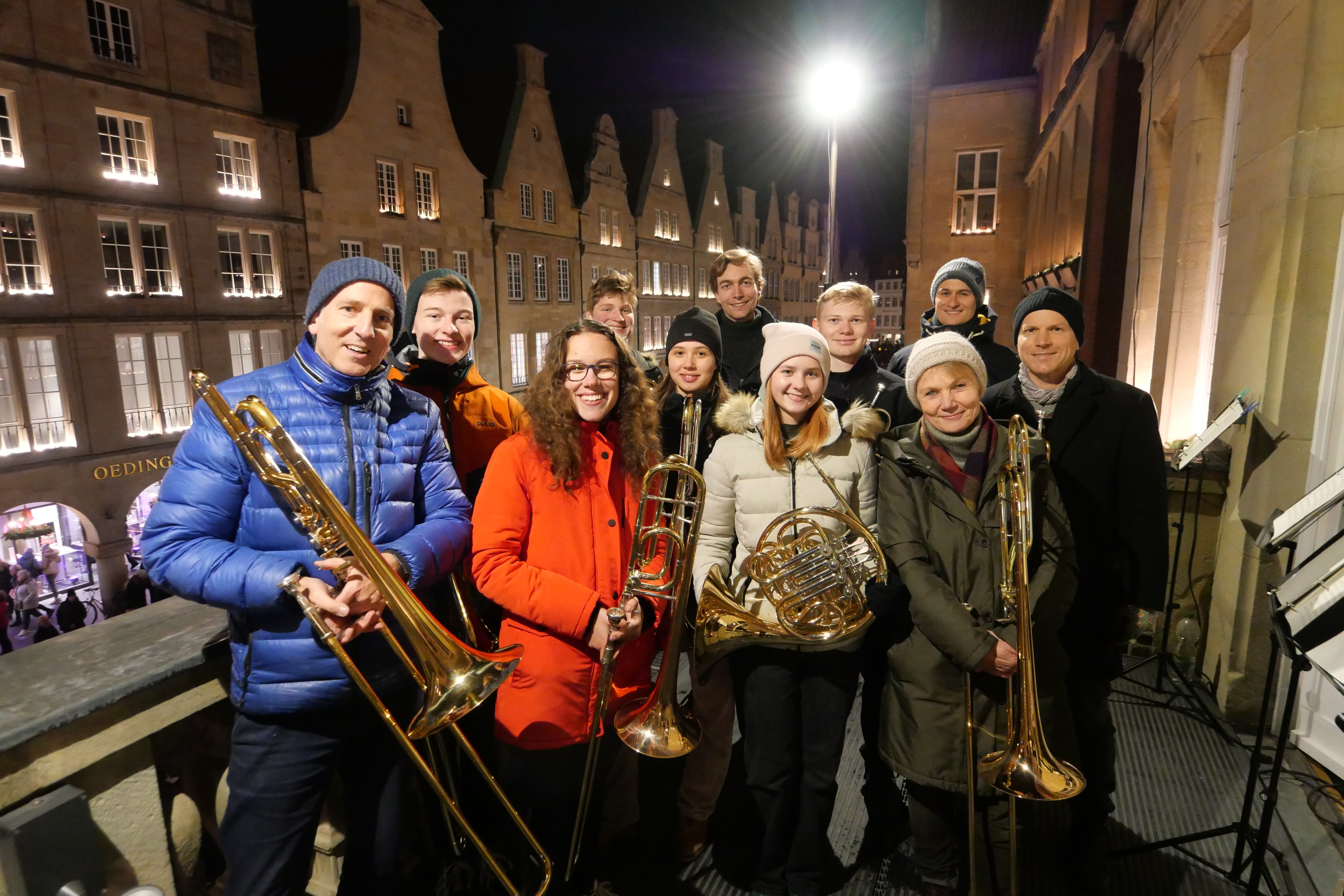 Musiker der Westfälischen Schule für Musik auf dem Sentenzbogen des historischen Rathauses in Münster.