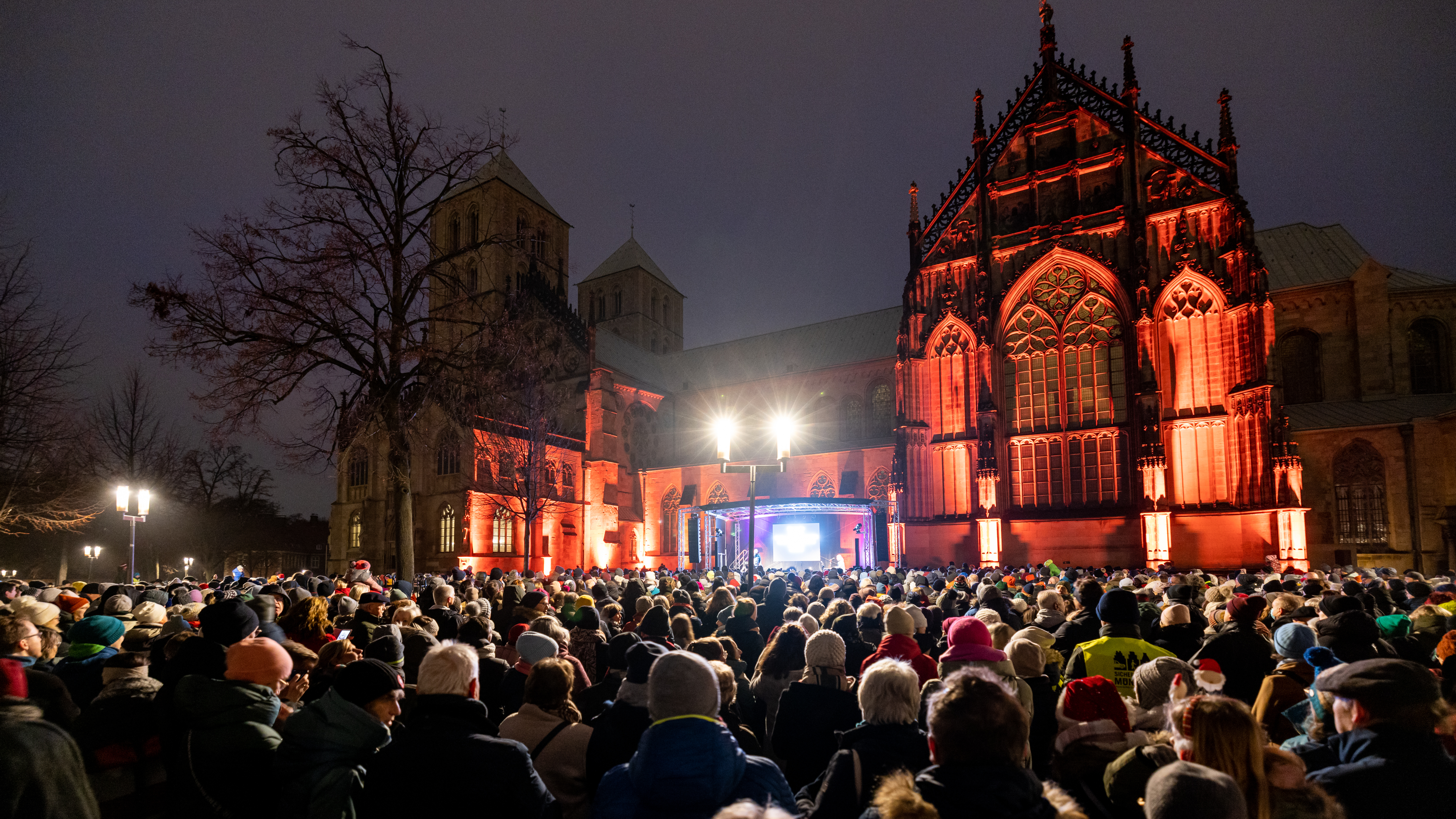 Die Veranstaltung "Münster singt" auf dem Domplatz. 